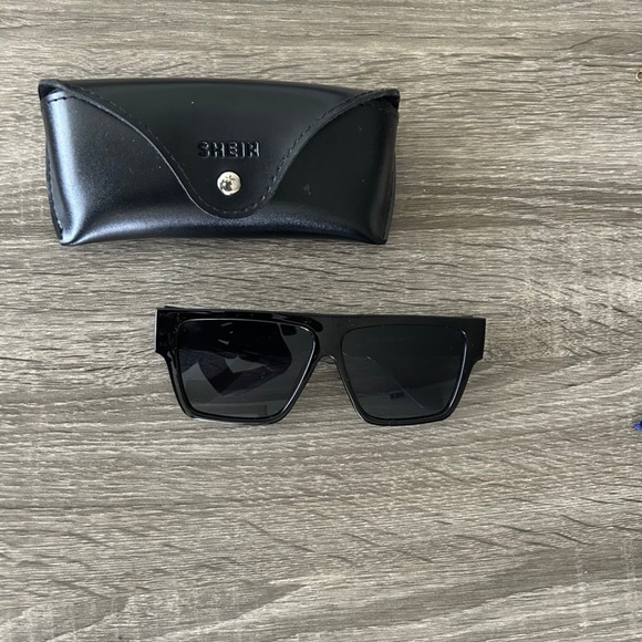 SHEIN Black Sunglasses with Case - Picture 1 of 3